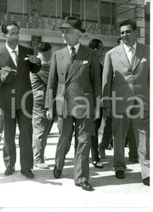 1955 ROMA Antonio SEGNI con Emilio COLOMBO in partenza per le vacanze *Foto  Fotografia d'epoca, con didascalia coeva al verso. CONDIZIONI: FAIR (bassa qualit&agrave; di stampa; lievi sovraimpressioni)FORMATO: 13x18 cm    originale e autentica 1