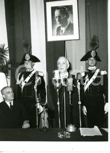 1955 TRENTO Anniversario morte Alcide DE GASPERI - Discorso di Antonio SEGNI Fotografia d'epoca, con didascalia coeva al verso. CONDIZIONI: GFORMATO: 13x18 cm    originale e autentica 1