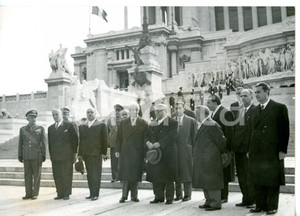 1956 ROMA Anniversario FORZE ARMATE Antonio SEGNI rende omaggio al Milite Ignoto