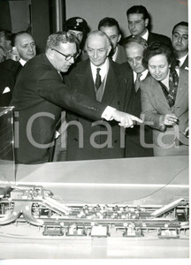 1956 ROMA Mostra meccanizzazione postale - Antonio SEGNI con Giovanni BRASCHI  Fotografia d'epoca, con didascalia coeva al verso. CONDIZIONI: GFORMATO: 13x18 cm    originale e autentica 1