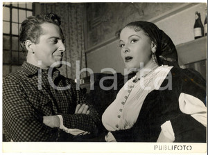 1952 ICET MILANO Rossano BRAZZI e Franca MARZI in "La leggenda di Genoveffa" Fotografia di agenzia, con didascalia coeva al verso. CONDIZIONI: POOR (evidente piegatura trasversale e sovraimpressioni)FORMATO: 24x18 cm    originale e autentica 1