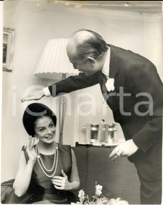 1962 LONDON Nozze Armando TROVAJOLI Anna Maria PIERANGELI  - Ricevimento *Foto Fotografia d'epoca con didascalia coeva.  CONDIZIONI: VERY POOR (profonde piegature marginali con aloni e macchie al lato superiore) FORMATO: 18x24 cm     originale e autentica 1