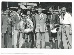 1954 MOTO GP Solitude-Rennstrecke - Geoffrey DUKE Giuseppe GILERA Reg ARMSTRONG Nella fotografia compare inoltre Giuseppe Gilera. Fotografia d'epoca con didascalia coeva al verso. CONDIZIONI: FAIRDIMENSIONI: 18X13 cm     originale e autentica 1