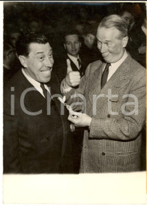 1953 PARIS Maurice CHEVALIER ammira la Legion d'Onore di FERNANDEL *Foto 13x18
