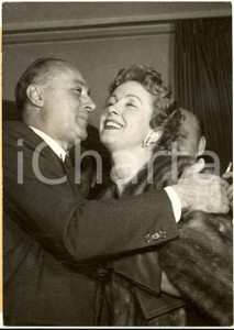 1953 PARIS Charles BOYER e Danielle DARRIEUX da "Chez Maxim's" Foto 13x18 cm Fotografia d'epoca con didascalia coeva.  CONDIZIONI: G      originale e autentica 1