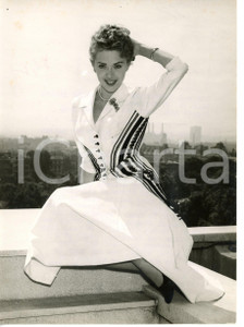 Fotografia d epoca originale 1957 LONDON Milly VITALE on the roof of the Dorchester Hotel Photo 15x20 cm 1