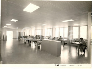Fotografia d epoca originale 1970 ca MILANO Via LARGA  Impiegati nella sede SAE Fotografia 24x18 cm 1