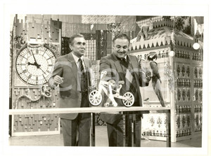 Fotografia d epoca originale 1980 ca Ristampa 1990 RAI DUE  PORTOBELLO Enzo TORTORA e il pappagallo Foto 1