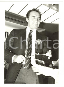 1990 ca MILANO Sindaco Paolo PILLITTERI con un garofano rosso tra le mani - Foto