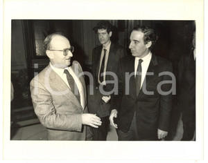 Fotografia d epoca originale 1990 ca MILANO Paolo PILLITTERI a colloquio con Francesco ZACCARIA Foto 25x20 1