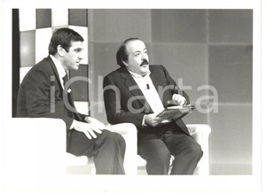 Fotografia d epoca originale 1990 ca FININVEST Maurizio COSTANZO intervista Giorgio BENVENUTO Foto 24x18 cm 1