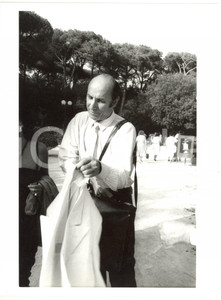 Fotografia d epoca originale 1990 ca ROMA  Ritratto di Francesco ALBERONI a passeggio Foto 18x24 cm 1
