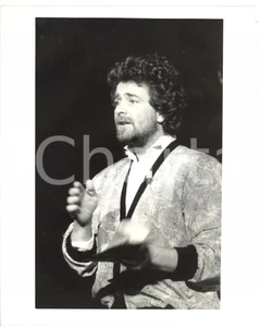 Fotografia d epoca originale 1985 ca TEATRO Beppe GRILLO si esibisce sul palco 4 Foto 1