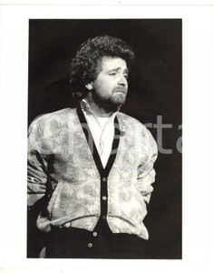 Fotografia d epoca originale 1985 ca TEATRO Beppe GRILLO si esibisce sul palco 5 Foto 1