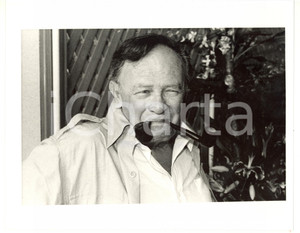 Fotografia d epoca originale 1990 ca CINEMA Il regista Joseph L. MANKIEWICZ gioca con due pipe Foto 25x20 1