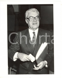 1990 ca TORINO Ritratto di Gian Mario ROSSIGNOLO con sigarette MORATTI *Foto