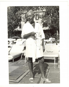 1990 ca LIDO DI VENEZIA Ritratto di Gian Luigi RONDI in accappatoio (1) *Foto