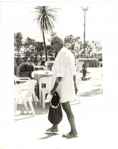 Fotografia d epoca originale 1990 ca LIDO DI VENEZIA Ritratto di Gian Luigi RONDI in accappatoio 4 Foto 1