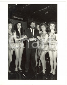 Fotografia d epoca originale 1990 ca RAI UNO  GIOCAQUIZ DIXAN Giovanni GORIA tra le vallette 2 Foto 20x25 1
