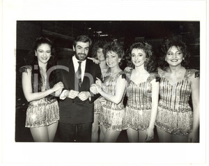 Fotografia d epoca originale 1990 ca RAI UNO  GIOCAQUIZ DIXAN Giovanni GORIA tra le vallette 4 Foto 25x20 1