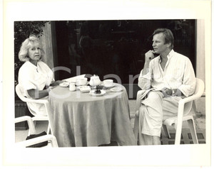 1990 ca CINEMA Michael YORK con la moglie Patricia McCALLUM a colazione *Foto