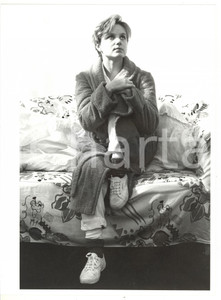 1986 CINEMA Ritratto di Fabienne BABE in accappatoio e sneakers Superga *Foto