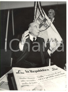 1989 MILANO Convegno DC - Ritratto Guido CARLI con LA REPUBBLICA *Foto 18x24 cm