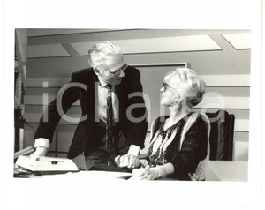 1985 ca RAI TRE Angelo GUGLIELMI scherza con Franca RAME *Foto 25x20 cm