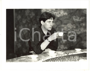 1990 ca CINEMA L'attore Gabriel BYRNE beve un caffè *Foto VINTAGE 25x20 cm