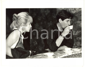 1990 ca CINEMA L'attore Gabriel BYRNE beve un caffè - Foto VINTAGE 25x20 cm
