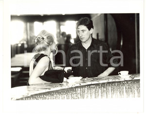 1990 ca CINEMA L'attore Gabriel BYRNE al bar *Foto VINTAGE 25x20 cm