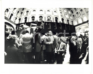 1987 MILANO Borsa Italiana - Broker sotto il tabellone (2) *Foto VINTAGE 25x20