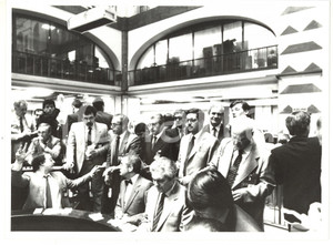 1985 MILANO Borsa Italiana - Broker seguono andamento titoli (4) - Foto 24x18 cm