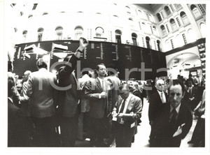 1985 MILANO Borsa Italiana - Broker seguono andamento titoli (5) - Foto 24x18 cm