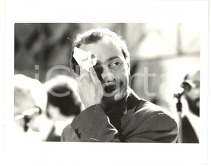 1985 ca RAI - TV Enzo BRASCHI asciuga il viso con un fazzoletto (2) *Foto