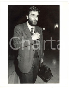 1985 ca PCI Massimo FERLINI fuma una sigaretta - Fotografia 20x25 cm