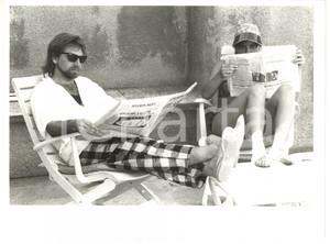 Fotografia d epoca originale 1985 ca Tony ESPOSITO legge il giornale con la moglie Eleonora SALVADORI 1 1
