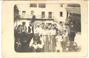 1910 ca FRANCE Ritratto di famiglia contadina sull'aia - Foto cartolina VINTAGE