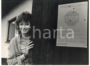 1985 ca VEBEROED (SVEZIA) Christel SCHULER si affaccia dalla sua stalla *Foto