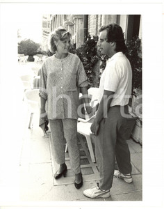 1985 ca VENEZIA Ciga Hotels - Kathleen TURNER con il marito Jay WEISS Foto (2)  Fotografia di agenzia. CONDIZIONI: GFORMATO: 20x25 cm  originale e autentica 1