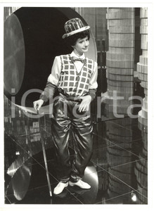 1985 ca RAI Loretta GOGGI nei panni di Charlie Chaplin - Foto 18x24 cm (2) Fotografia di agenzia. GOOD/buono  Formato: 24x18 originale e autentica 1