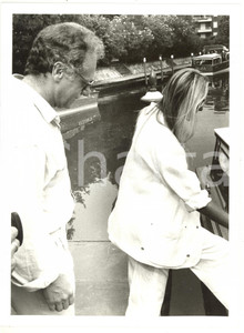 1990 ca COSTUME ITALIA Johnny DORELLI in motoscafo con Gloria GUIDA *Foto 18x24