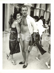 1990 ca COSTUME Jack BASEHART senza pantaloni con Antonia DELL'ATTE *Foto 18x24