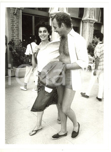 1990 ca COSTUME Jack BASEHART a passeggio senza pantaloni con Antonia DELL'ATTE