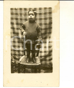 1930 ca ITALIA Ritratto di bambina su una sedia impagliata - Foto cartolina