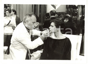 1990 ca CINEMA L'attrice Isabella ROSSELLINI al trucco *Foto VINTAGE 24x18 cm Fotografia di agenzia. CONDIZIONI: GFORMATO: 24x18 cm    originale e autentica 1