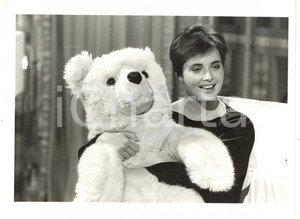 1990 ca CINEMA Isabella ROSSELLINI stringe un peluche *Foto VINTAGE 24x18 cm