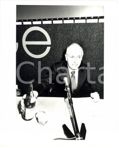 1985 ca MILANO - MONTEDISON Mario SCHIMBERNI beve acqua Levissima *Foto 1 Fotografia di agenzia. CONDIZIONI: GFORMATO: 20x25 cm  originale e autentica 1