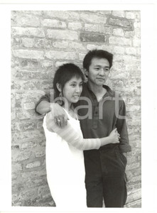1985 ca CINEMA Ritratto dell'attore Dennis DUN con la moglie *Foto VINTAGE 18x24