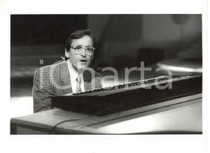 1985 ca COSTUME Ritratto di Stephen SCHLAKS al pianoforte *Foto VINTAGE 24x18 cm